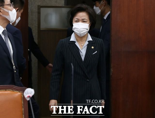 추미애 법무부 장관이 지난 13일 국회에서 열린 공수처장 후보 추천위원회 2차 회의에 참석하고 있다. /국회=남윤호 기자(현장풀)