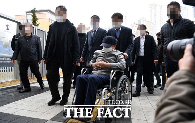 감염병예방법 위반 등의 혐의로 구속됐다가 최근 보석으로 풀려난 이만희 신천지예수교 증거장막성전(신천지) 총회장이 18일 오후 경기도 수원시 영통구 수원지방법원에서 열린 공판에 출석하고 있다. /수원=임세준 기자