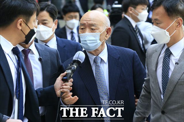 전두환 전 대통령이 지난 4월 27일 광주광역시 동구 광주지방법원에 사자명예훼손 혐의 피의자 신분으로 소환돼 법정으로 향하고 있다./남윤호 기자