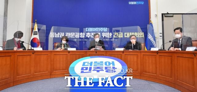 '가덕도신공항' 추진은 내년 보선 표심을 의식한 것이란 분석이 지배적이다. 17일 민주당의 동남권 관문공항 추진을 위한 긴급 대책회의가 열리고 있는 모습. /남윤호 기자