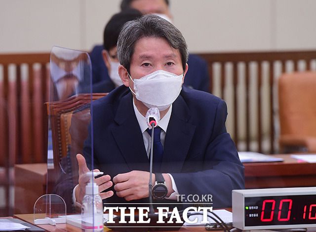 이인영 통일부 장관이 18일 한 언론 인터뷰에서 "부족할 때 함께 나누는 것이 더 진짜로 나누는 것"이라며 북한과의 코로나19 치료제와 백신 협력 의지를 드러냈다. 지난 10월 8일 국회에서 열린 외교통일위원회의에 참석한 이 장관. /이새롬 기자