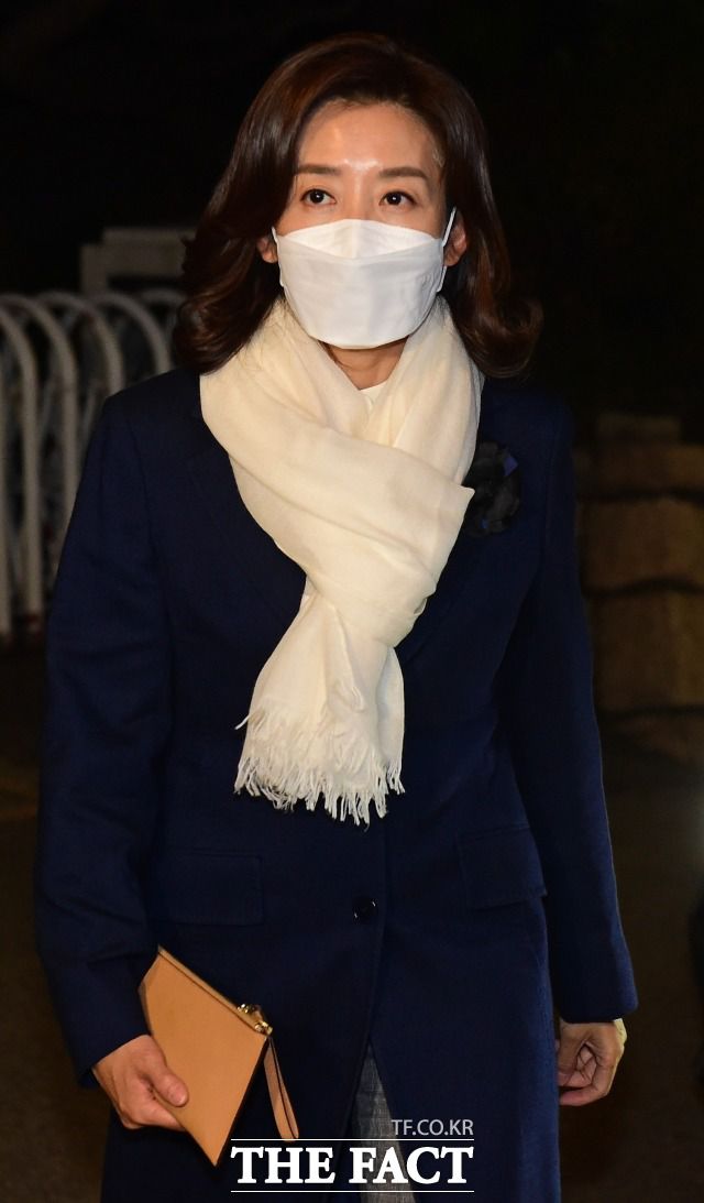 나경원 전 의원 아들 김 모 씨가 오는 12월 21일 입대한다. 나 전 의원은 이날 패스트트랙 사건 재판과 겹쳐 아들이 입대하는 모습을 지켜보지 못할 것으로 보인다. 사진은 지난 2일 김종인 국민의힘 비대위원장과 회동하기 전 모습. /이새롬 기자