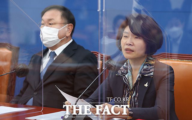 한정애 더불어민주당 정책위의장이 '비혼모 출산' 관련 제도 개선을 위한 법률 검토에 착수했다고 밝혔다. 지난 10월 15일 국회 당 회의에서 발언하는 한 위의장(오른쪽). /이새롬 기자