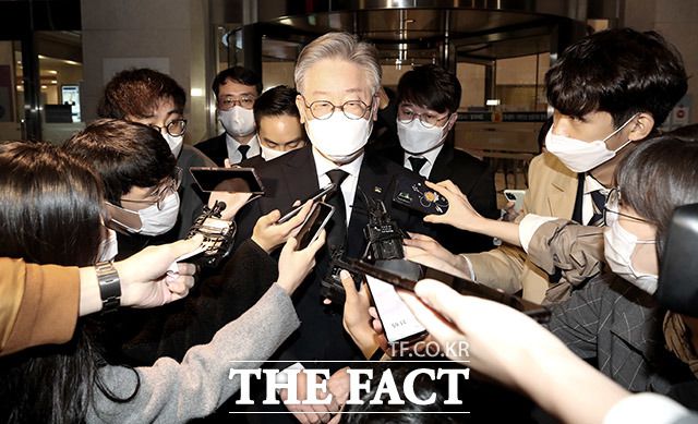 이재명 경기지사가 20일 "3차 재난지원금은 경제효과가 검증된 지역화폐형 재난기본소득방식으로 지급해야 한다"고 주장했다. /이덕인 기자