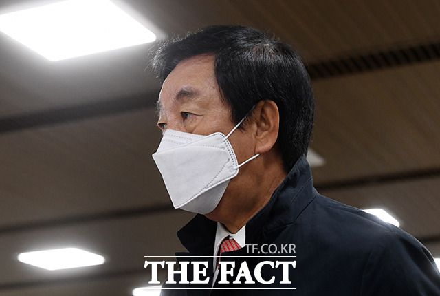 KT에 딸 채용을 청탁한 혐의를 받고 있는 김성태 전 미래통합당 의원이 20일 오후 서울 서초구 서울고등법원에서 열린 2심 선고 공판에 출석하고 있다. /이동률 기자