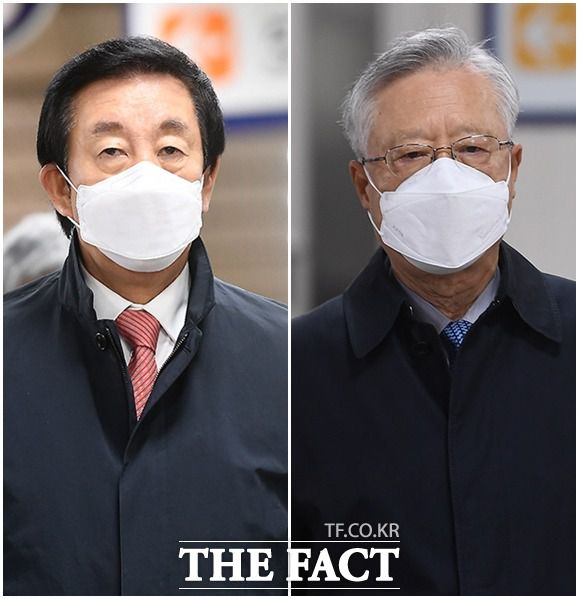 KT에 딸 채용을 청탁한 혐의를 받고 있는 김성태 전 미래통합당 의원(왼쪽)과 당시 KT회장을 지냈던 이석채 전 회장이 20일 오후 서울 서초구 서울고등법원에서 열린 2심 선고 공판에 출석하고 있다. /이동률 기자