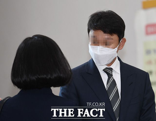 증인으로 참석한 A씨는 "승리가 아닌 유인석의 지시로 여성들을 소개하고 차량으로 이동하는 일을 도왔다"고 진술했다. 사진은 지난 8월 서울중앙지법 형사합의26부(김래니 부장판사) 심리로 열린 결심 공판에 참석한 유인석. /이동률 기자