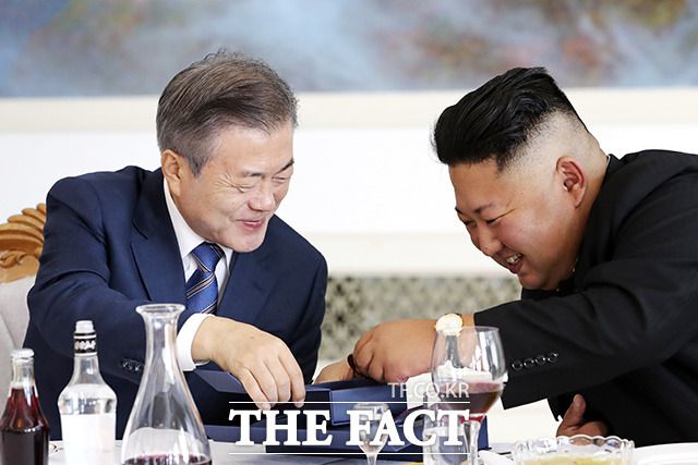 최근 우리 정부에 대해 김정은 위원장이 코로나19에 고생하고 있는 우리 국민에 우호적인 메시지를 내 왔고, 이달 초 일본 인민과 우호친선을 능동적으로 벌이라고 주문하면서 이례적인 메시지를 보내왔다. 지난 2018년 9월 평양 옥류관에서 대화하는 문재인 대통령과 김 위원장. /평양사진공동취재단