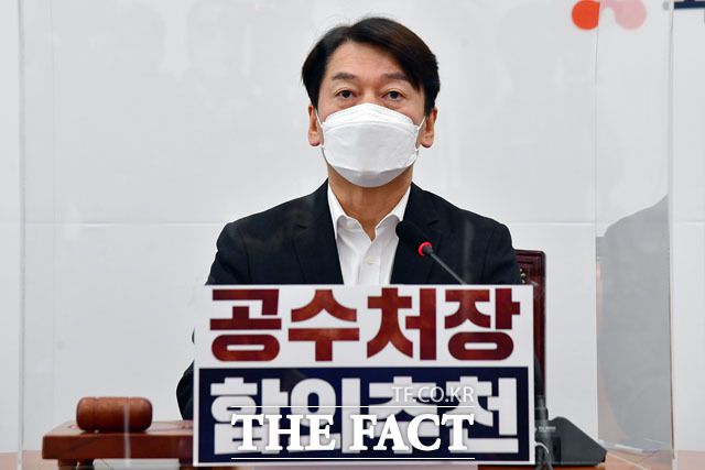 국민의당 안철수 대표가 23일 오전 국회에서 열린 당 최고위원회의에서 "자격도 없는 법무부 장관을 시켜 검찰의 독립성을 훼손하고 법치주의를 살처분(殺處分)한다"라며 야권연대를 통해 공수처법 개정 등을 막아야 한다고 주장했다. /국회=남윤호 기자