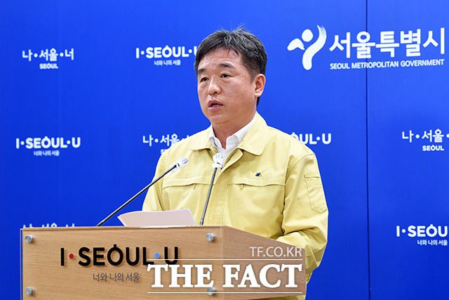 서울시가 교회와 요양시설 등 10대 시설에 정부 지침보다 강화된 방역 조치를 시행하는 한편 대중교통을 감축 운행하고 10인 이상 집회를 전면 금지한다. 서정협 서울시장 권한대행이 8월16일 오전 서울 중구 서울특별시청 브리핑룸에서 서울지역 코로나19 발생 현황 및 대응 상황 브리핑을 하고 있다. /남용희 기자