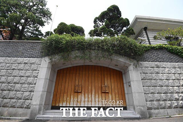 검찰이 전두환 전 대통령의 서울 서대문구 연희동 자택 압류 처분이 위법하다는 법원의 판단에 불복하고 항고했다. /남용희 기자