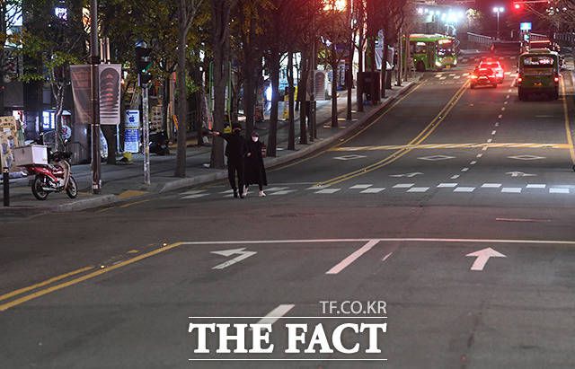 거리두기 2단계 조치가 확대됨에 따라 3차 재난지원금 논의가 시작되고 있다. 수도권 사회적 거리두기 2단계 격상을 하루 앞둔 23일 저녁 서울 마포구 홍익대학교 인근 거리가 평소보다 한산한 모습을 보이고 있다. /이동률 기자