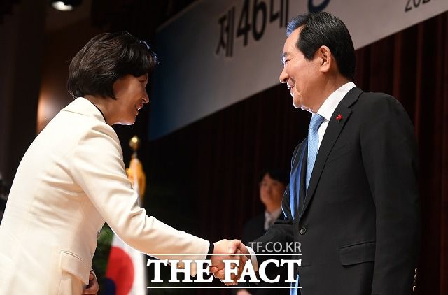 정세균(오른쪽) 국무총리가 23일 KBS라디오에 출연해 추미애 법무부 장관 해임건의는 생각하고 있지 않다고 밝혔다. 사실상 추 장관에게 힘을 실어준 것으로 풀이된다. 사진은 지난 1월 서울정부청사에서 추 장관과 악수하는 정 총리. /이새롬 기자