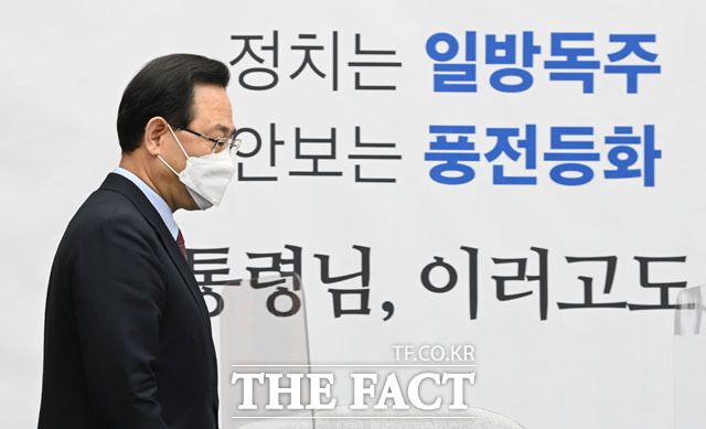 주호영 국민의힘 원내대표가 24일 추미애 법무부 장관의 윤석열 검찰총장 '징계청구 및 직무배제' 결정에 대해 "법무(法無)장관의 무법(無法) 전횡"이라고 혹평했다. 주 원내대표가 이날 오전 국회에서 열린 당 원내대책회의에 참석하는 모습. /국회=남윤호 기자