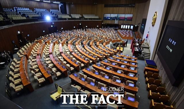 21대 국회의원들이 올해 초부터 5월 5일까지 후원금 모금액 및 사용 내역을 선거관리위원회에 보고한 자료에 따르면 후원금 총 모금액은 386억 원으로 나타났다. 지난달 29일 국회 본회의에서 체포동의안이 상정된 정정순 더불어민주당 의원이 신상발언을 하는 모습. /이새롬 기자