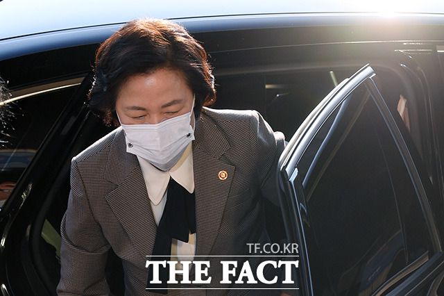 추미애 법무부 장관이 윤석열 검찰총장에 직무집행 정지 명령을 내린 가운데 양측의 시민단체 고발이 이어지고 있다. /남용희 기자