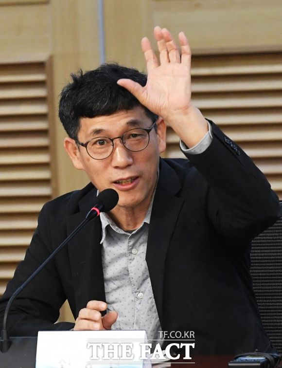 진중권 전 동양대 교수가 추미애 법무부 장관이 윤석열 검찰총장의 직무를 배제한 것에 대한 비판을 쏟아냈다. /더팩트 DB