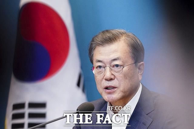 추미애 법무부 장관이 24일 윤석열 검찰총장에 대한 징계를 청구하고 직무집행 정치를 단행한 가운데 문재인 대통령과 청와대는 이틀 연속 관련 언급을 삼가고 있다. 문 대통령은 추 장관에게 사전 보고를 받고 별다른 언급은 없었다고 한다. /청와대 제공