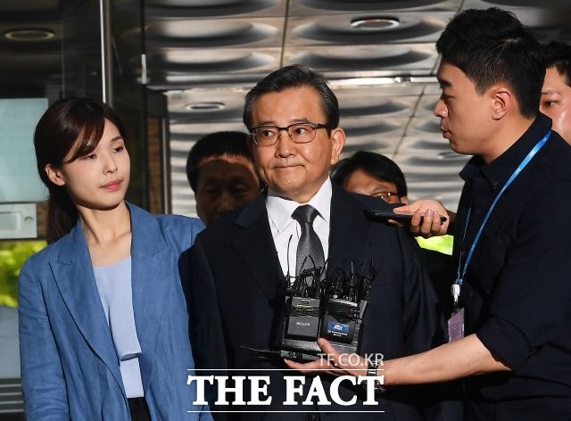 대법원은 김학의(가운데) 전 법무부 차관 '별장 성 접대' 사건 핵심 인물 건설업자 윤중천 씨에 대해 징역 5년 6개월을 선고한 원심 판결을 확정했다. /이동률 기자