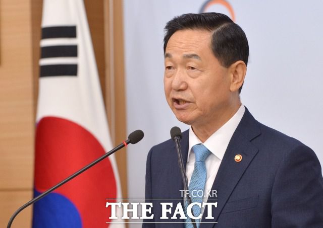 2년 6개월 전 서울 강남구 대치동 소재 '래미안 대치 팰리스'를 매도한 김상곤 전 사회부총리 겸 교육부장관이 최근 온라인 부동산 커뮤니티에서 자주 회자된다. /더팩트 DB