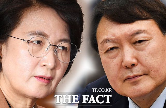 추미애(왼쪽) 법무부 장관이 24일 윤석열 검찰총장에 대해 직무 배제 및 징계 청구를 단행했다. 헌정사상 초유의 일이다. 갈등을 빚어온 두 사람이 결국 갈 데까지 갔다는 비판이 나온다. /더팩트 DB