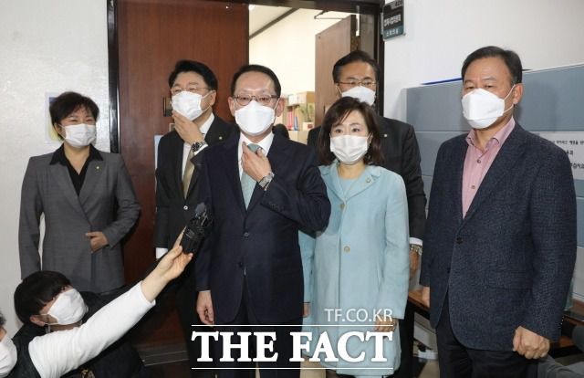 윤호중 법사위원장은 김도읍 국민의힘 간사의 사보임을 공식 요청했다. 26일 서울 여의도 국회에서 윤호중 법사위원장을 항의방문하기 전 취재진들의 질문에 답하는 김 간사(왼쪽에서 세 번째)와 법사위원들. /남윤호 기자