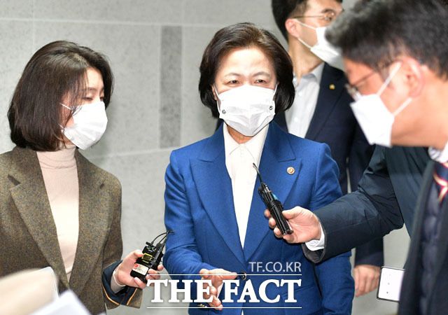 취재진의 질문 받는 추미애 장관.