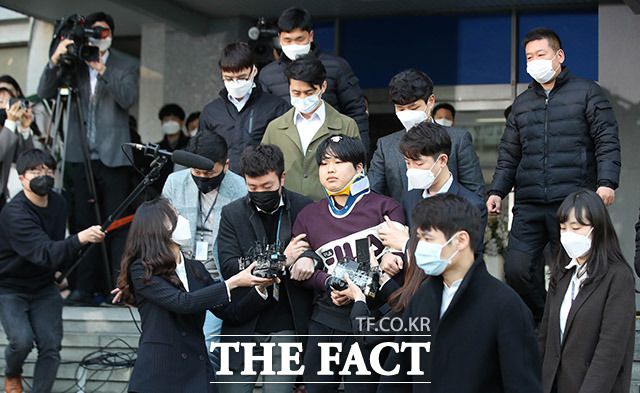 텔레그램 '박사방' 운영자 조주빈(25)이 징역 40년의 중형을 선고받았다. 법원은 박사방을 조직적인 범죄집단으로 인정하고, 조주빈의 공범에게도 모두 징역형을 선고했다. /이동률 기자