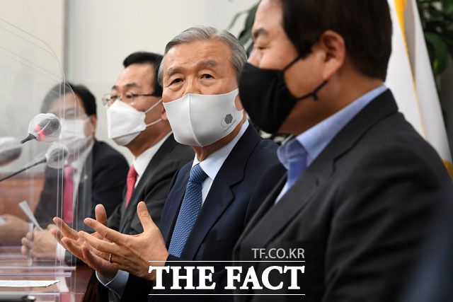 야당은 추미애 법무부 장관 국정조사 맞불을 요구하며 강하게 반발하고 있다. 25일 추 장관의 검찰총장에 대한 징계 청구와 관련, 긴급기자회견을 연 국민의힘 김종인 비상대책위원장(오른쪽에서 두 번째) /국회=남윤호 기자