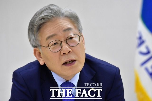 이재명 경기지사는 25일 재난지원금 '선별지급'을 주장한 국민의힘을 향해 "시혜적 복지에 사고가 멈춰 있다"며 질타했다. 하지만 민주당 지도부 역시 '선별적 지급'에 초점을 맞추고 있다. /더팩트DB