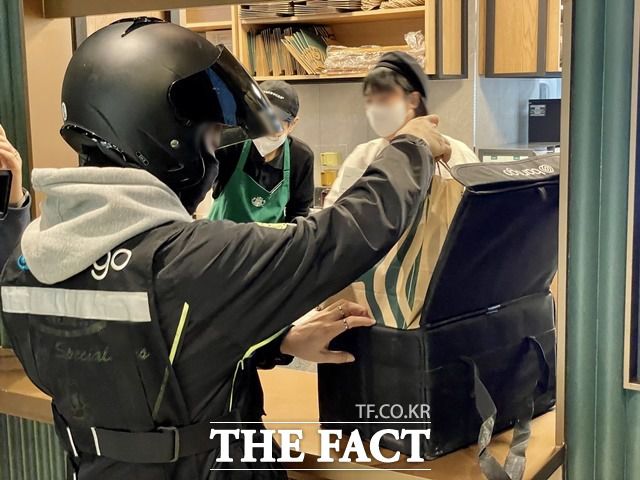 바로고 라이더는 어플로 스타벅스 배달 주문을 잡아 주문번호에 맞는 상품을 픽업한 뒤 고객에 배달한다. /역삼=이민주 기자