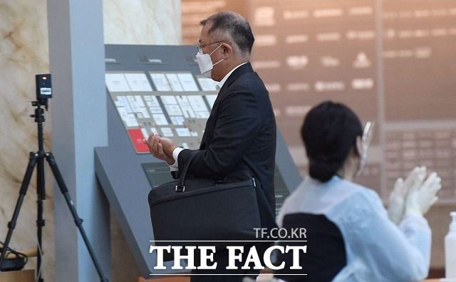 정몽구 명예회장은 지난달 14일 아들 정의선 회장에게 그룹 수장 자리를 넘겼다. 사진은 정의선 회장이 지난달 30일 서울 아산병원을 찾아 손 소독을 하고 있는 모습. /임세준 기자