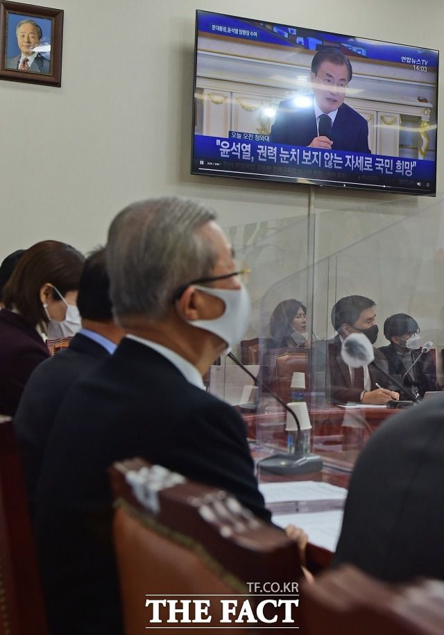 국민의힘은 과거 문 대통령의 발언을 다시 띄우며 여당을 향한 공세 수위를 높이고 있다. 김종인 국민의힘 비대위원장이 지난 26일 문재인 대통령의 윤석열 검찰총장 임명장 수여식 영상을 시청하는 국민의힘 지도부. /남윤호 기자