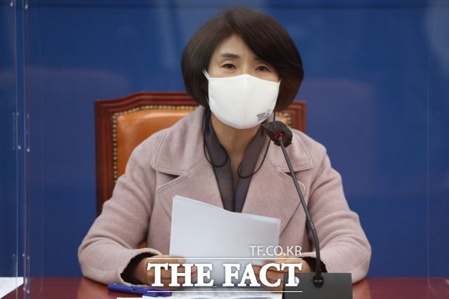 더불어민주당이 가덕도신공항 특별법을 추진하면서 부산선거의 '신의 한수'로 떠올랐다는 평가가 나오고 있다. 지난 24일 원내대책회의에 참석해 발언하는 한정애 민주당 정책위의장. /남윤호 기자