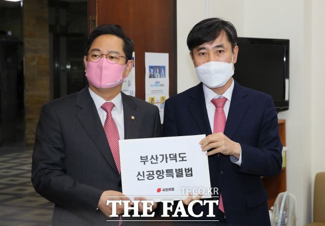 민주당은 가덕도신공항 특별법을 국민의힘에서 발의한 가덕도신공항 관련법과 병합심사를 거쳐 연내 통과를 목표로 하고 있다. 지난 20일 국민의힘 하태경(오른쪽), 박수영 의원이 부산지역 국회의원 15인이 공동발의한 '부산가덕도신공항 특별법안'을 제출하고 있다. /국회사진취재단