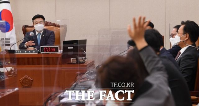 국회 법제사법위원회 윤호중 위원장은 윤 총장 관련 긴급현안질의를 요구하는 조수진 국민의힘 의원과 설전을 벌이고 보좌진의 보좌 문제를 지적하는 등 발언으로 구설수에 올랐다. 지난 26일 열린 법사위원회 전체회의에서 의사진행발언을 요구하는 조 의원. /남윤호 기자