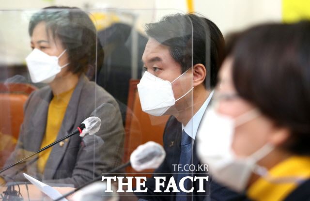 김종철 정의당 대표는 이날 열린 상무위원회의에서 "공수처법 개정안이 논의되더라도 중립성·독립성이 담보되지 않으면 정부·여당이 사실상 지명권을 가진 공수처가 될 것"이라며 우려를 드러냈다. /국회공동사진취재단