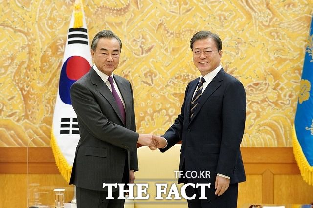 문 대통령이 지난 26일 청와대에서 왕이 중국 국무위원 겸 외교부장을 접견하는 모습. 왕 부장은 이날 "대통령님과의 우정, 상호 신뢰를 매우 중요하게 여긴다"는 시진핑 중국 국가주석의 특별 구두메시지를 전했다./청와대 제공