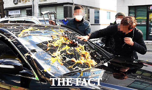 전두환 전 대통령이 고 조비오 신부의 명예를 훼손한 혐의로 1심 선고공판을 받은 30일 오후 광주광역시 동구 광주지방법원 앞에서 5.18부상자회 소속 회원들이 전 전 대통령 일행 차량에 계란을 던지고 있다. /이선화 기자