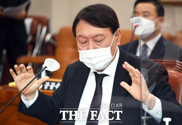 윤석열 검찰총장은 지난 26일 법원에 직무집행정지 처분 취소 소송을 제시하면서 9쪽 분량의 '사찰 문건'을 전격 공개했다. /이새롬 기자