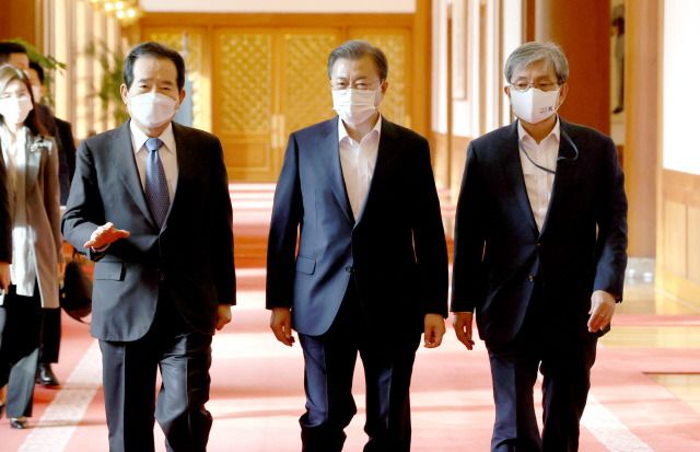 정세균 국무총리는 지난달 30일 문재인 대통령에게 추미애 법무부 장관과 윤석열 검찰총장의 동반 사퇴를 건의한 것으로 알려졌다. 지난 11월 27일 '2050 탄소중립 범부처 전략회의'에 참석하고 있는 문 대통령(가운데), 정세균 국무총리(왼쪽), 노영민 대통령 비서실장. /뉴시스