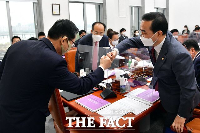 민주당은 "밤샘 작업이라도 해서 2일 아침까지 최종 결론을 내야 한다"며 예산안 처리 강행 의지를 보이고 있다. 지난달 20일 정성호 소위원장과 박홍근 더불어민주당 간사, 추경호 국민의힘 간사가 국회에서 열린 예결위 소위에서 인사하고 있다. /국회사진취재단