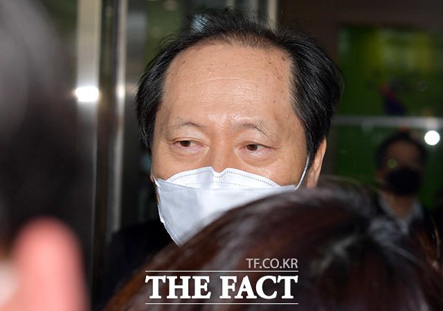 윤석열 검찰총장에 대한 직무배제 집행정지 재판을 앞두고 윤 총장 법률 대리인인 이완규 변호사가 30일 오전 서울 서초구 강남대로 서울행정법원에서 취재진 질문에 답하고 있다./이덕인 기자