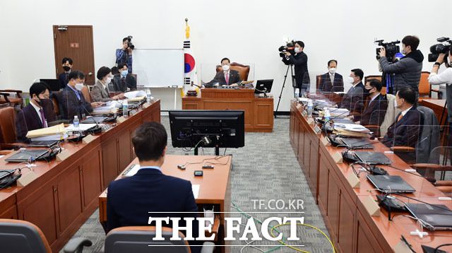 공수처법 개정안 처리와 관련해 민주당은 부담을 느끼면서도 연내 처리에 흔들림 없는 태도를 보이고 있다. 최인호 민주당 수석대변인은 지난달 30일 "4일 법사위 소위가 열릴 예정"이라고 밝혔다. 지난달 25일 국회에서 열린 공수처장후보자추천위원회 4차 회의. /남윤호 기자