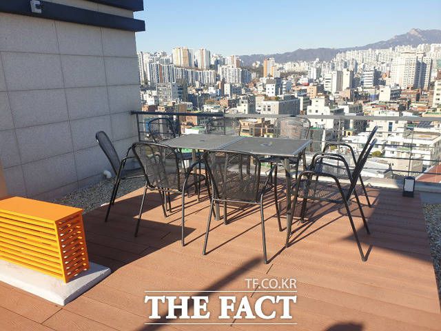 지상 10층과 연결되는 루프탑 라운지에서는 바비큐 등 조리가 가능하다. /윤정원 기자