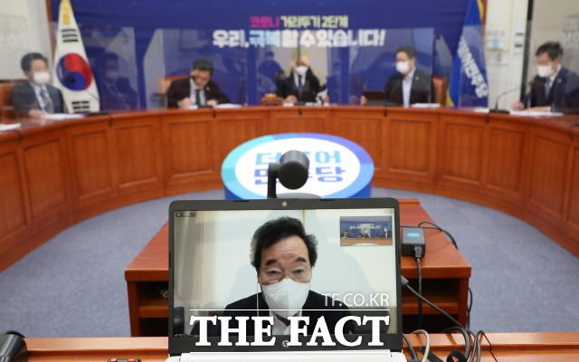 이낙연 더불어민주당 대표가 1일 당원에 편지를 보내 입법 성과 속도를 내겠다고 강조했다. 지난달 30일 최고위원회의에서 발언하는 이 대표(가운데). /국회사진기자단