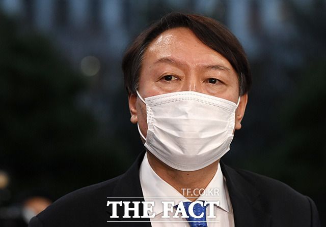 오는 4일로 연기된 법무부 징계위 판단 이후 민주당 방침이 주목된다. 1일 법원이 직무배제 집행정지 신청이 받아들이자 이후 직무에 복귀하기 위해 대검찰청으로 출근하고 있는 윤석열 검찰총장. /남용희 기자