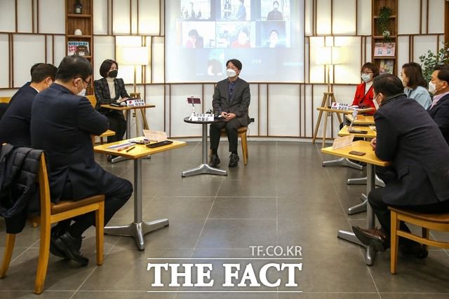 안철수 국민의당 대표가 2일 오전 서울 여의도 카페에서 열린 국민의힘 초선 의원 모임 '명불허전 보수다'에 참석해 온라인 강연을 하고 있다. /국회사진취재단