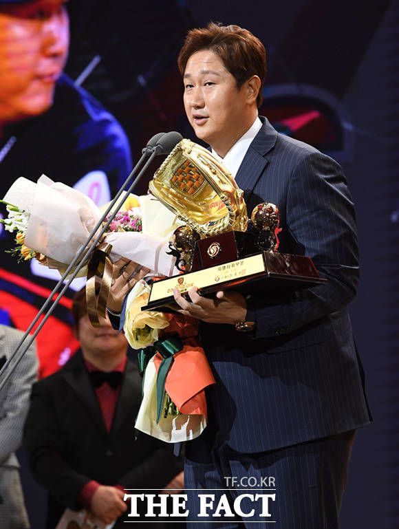 프로야구 최고 연봉자인 이대호 한국프로야구선수협회 회장이 판공비를 최저 연봉 선수의 두 배인 6000만 원으로 인상하고 용처를 알 수 없는 곳에 사용했다는 의혹에 휩싸여 파문이 일고 있다./더팩트 DB