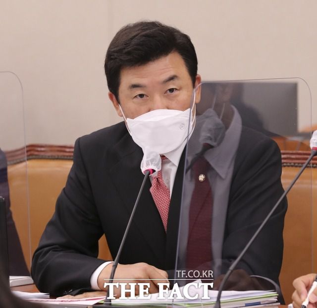 윤영석 국민의힘 의원은 3일 "문재인 대통령의 이용구 신임 법무부 차관 임명은 윤석열 검찰총장에 대한 징계 강행이 추미애 법무부 장관이 아니라 문 대통령의 뜻이라는 게 사실상 명백해진 것"이라고 주장했다. 윤 의원이 지난 10월 7일 국회 산업통상자원중소벤처기업위원회 전체회의에서 발언하는 모습. /이새롬 기자